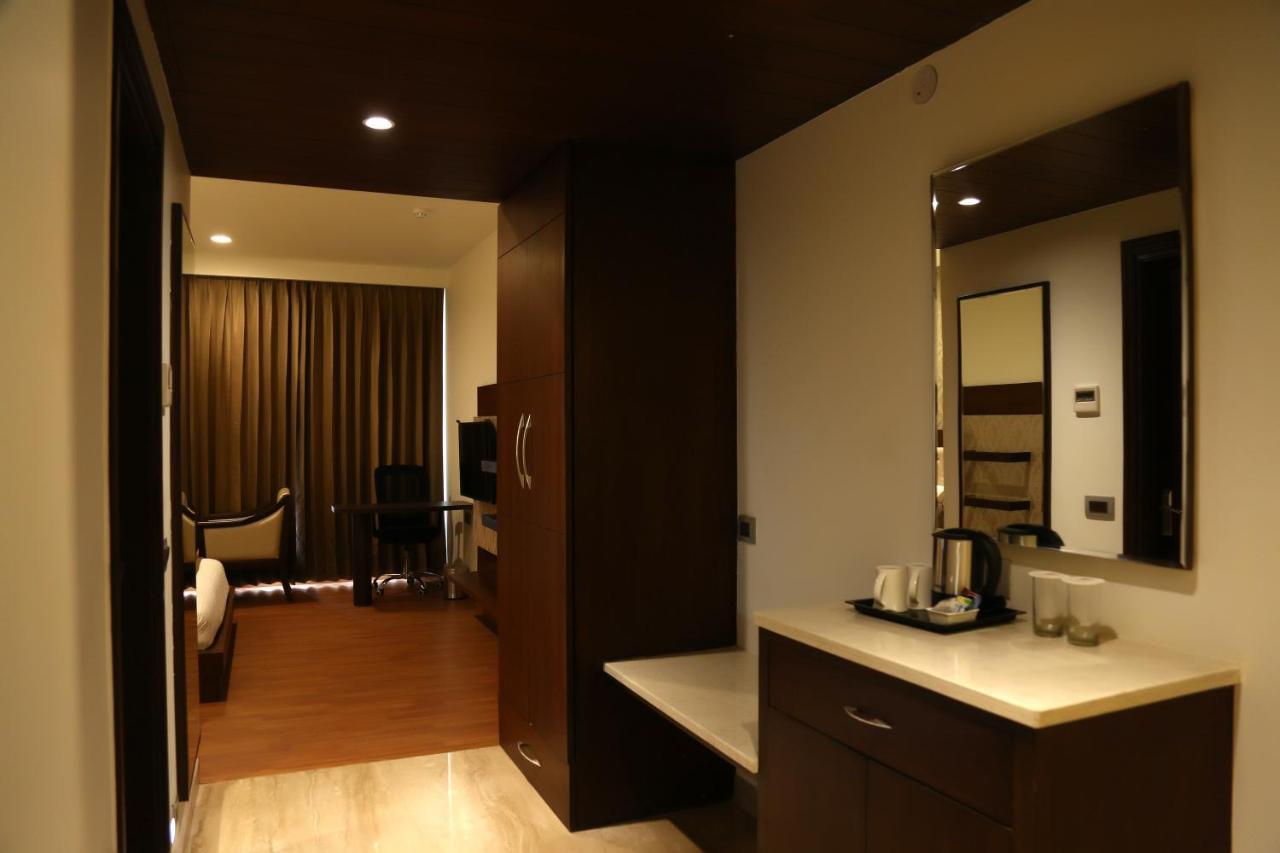 Hotel Imperia Suites Jalandhar Bagian luar foto