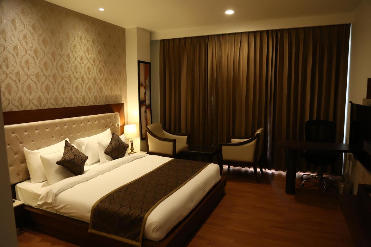 Hotel Imperia Suites Jalandhar Bagian luar foto