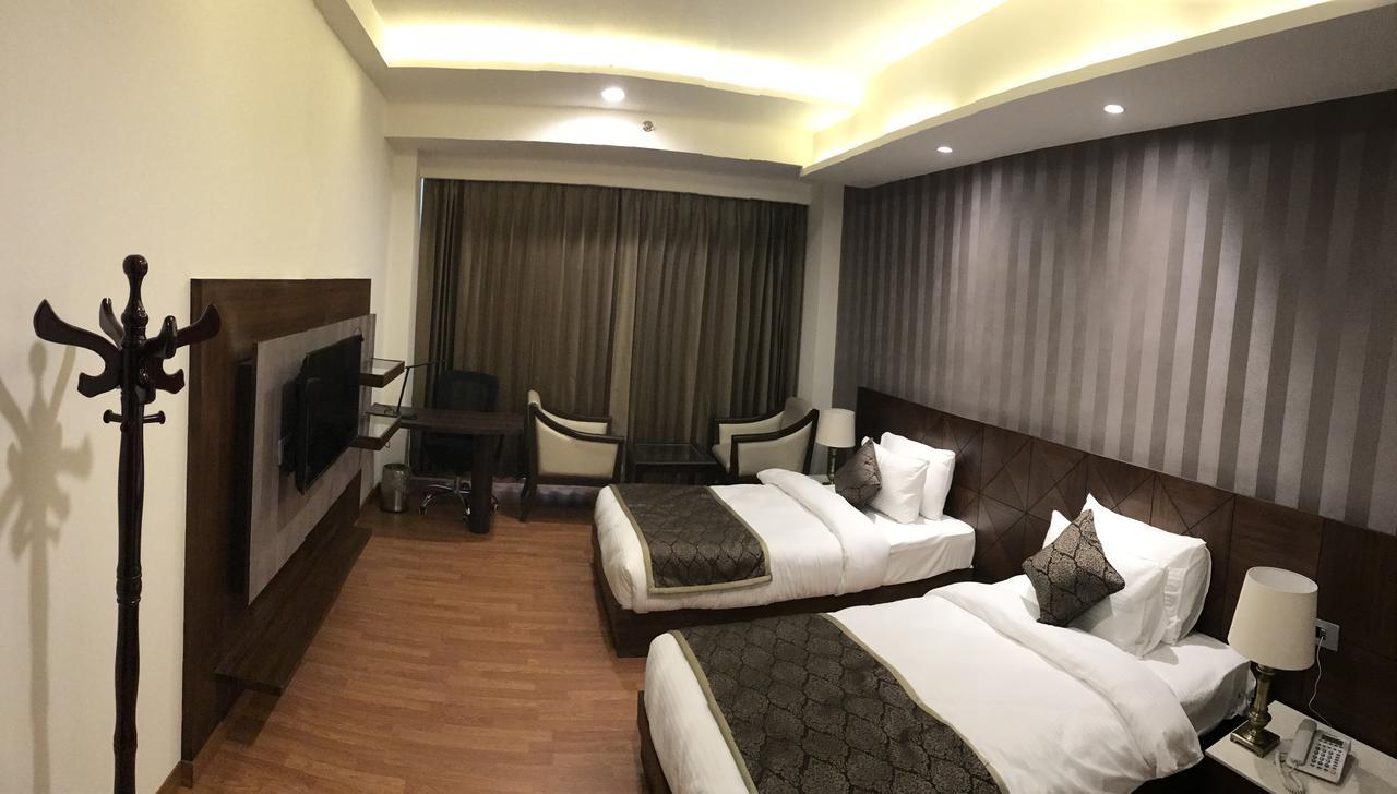 Hotel Imperia Suites Jalandhar Bagian luar foto