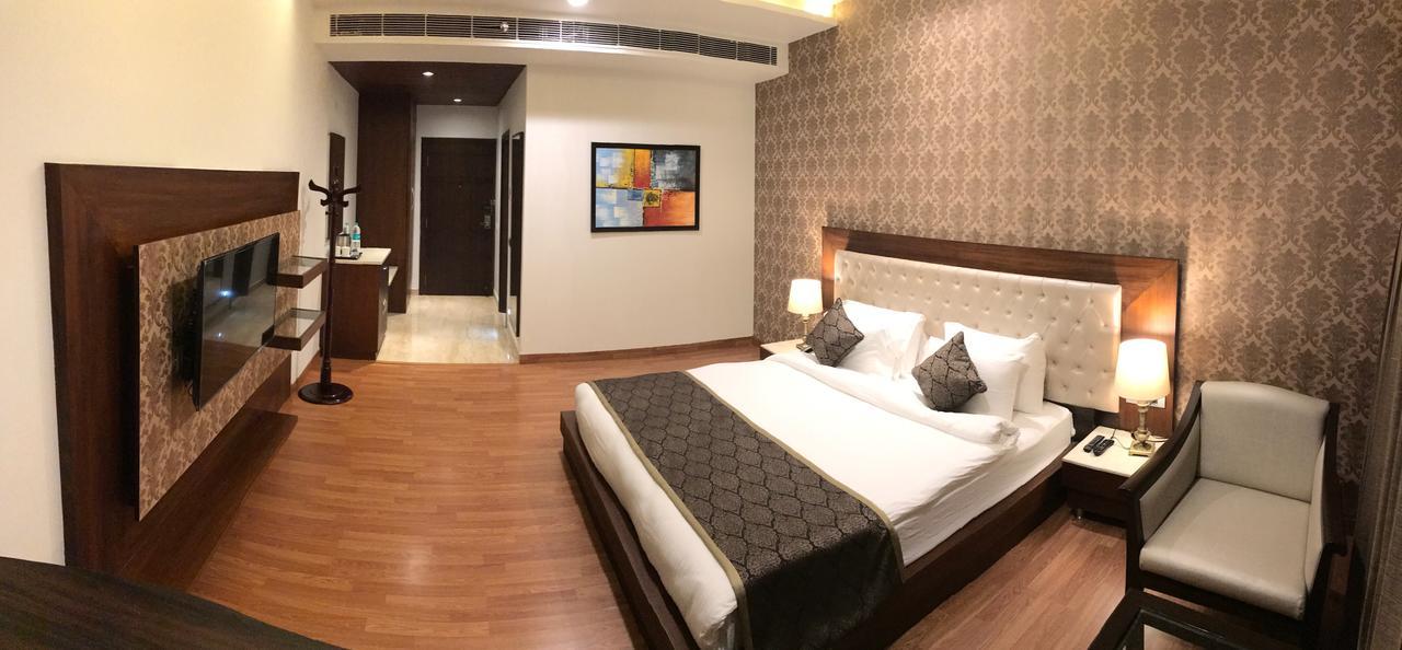 Hotel Imperia Suites Jalandhar Bagian luar foto