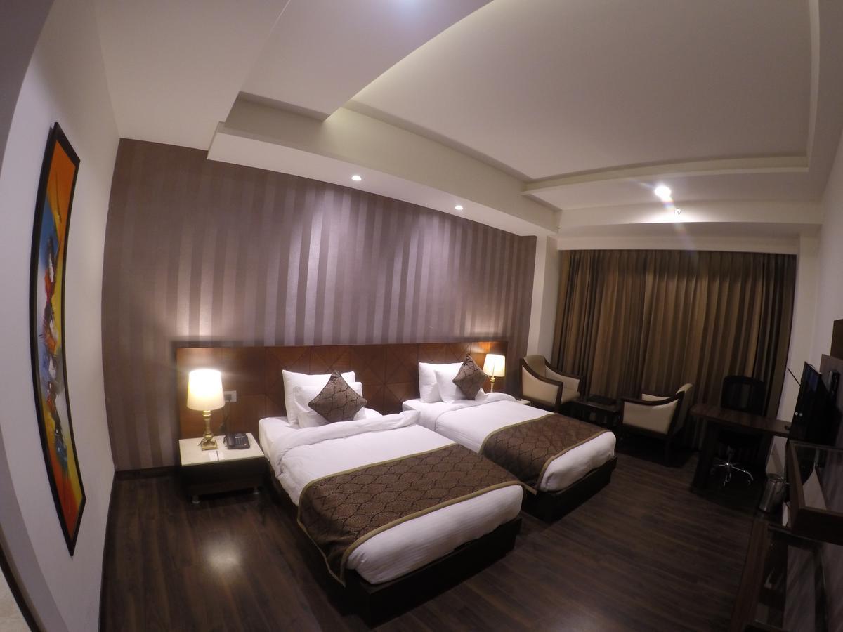 Hotel Imperia Suites Jalandhar Bagian luar foto